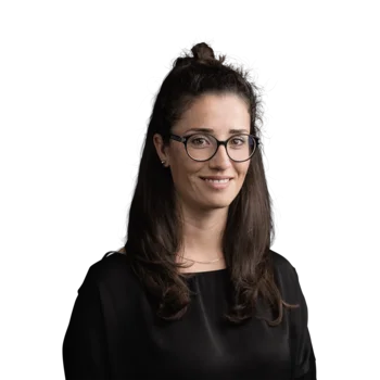 Porträt einer lächelnden Frau mit Brille und langen braunen Haaren