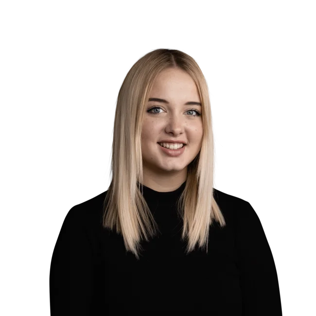 Porträt einer lächelnden blonden Frau mit schwarzem Pullover vor weißem Hintergrund