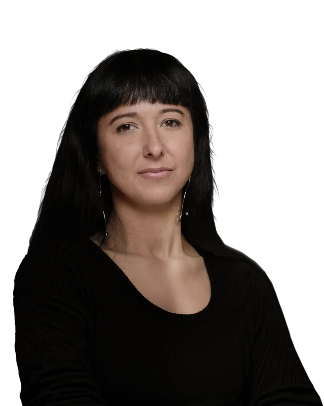 Roberta Leni Portrait of a smiling woman with long black hair on a white background