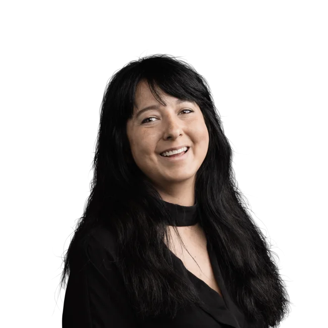 Roberta Leni Portrait of a smiling woman with long black hair on a white background