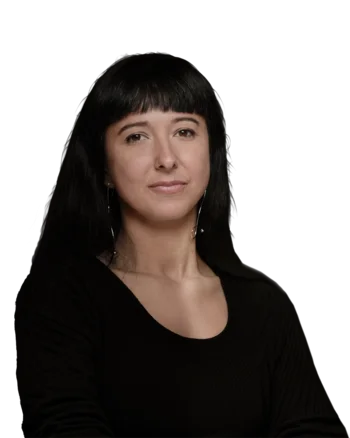 Roberta Leni | Senior Visual Communication Designer Portrait of a smiling woman with long black hair on a white background