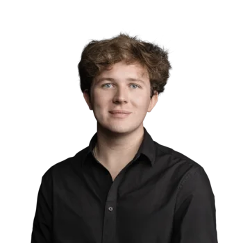 Porträt eines jungen Mannes mit lockigem braunem Haar und schwarzem Hemd
