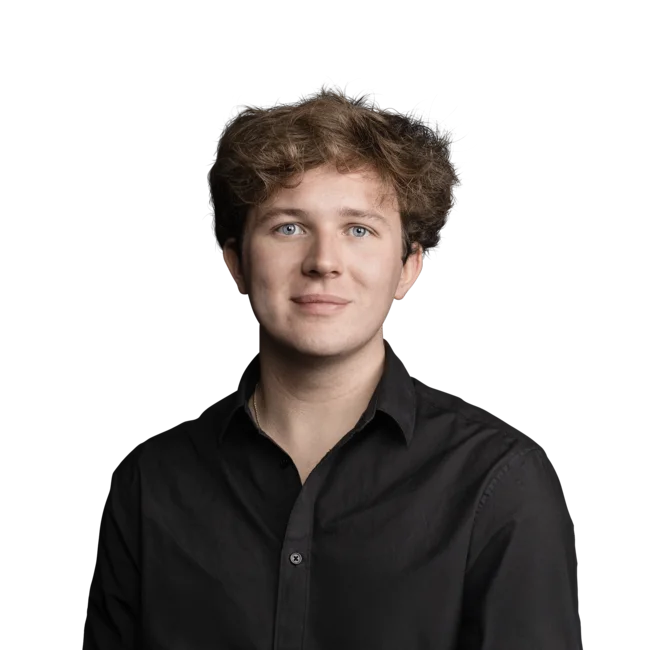 Porträt eines jungen Mannes mit lockigem braunem Haar und schwarzem Hemd