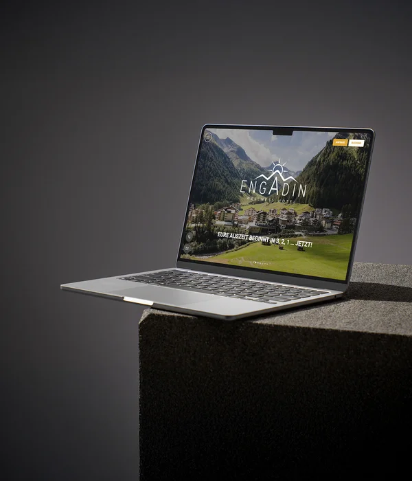 Laptop mit Webseite eines Wellnesshotels in den Bergen auf dem Bildschirm