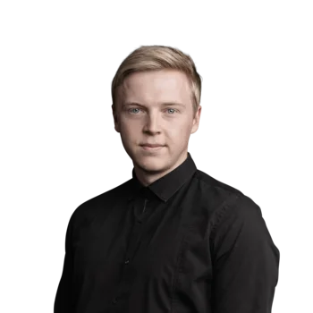 Porträt eines jungen Mannes mit blonden Haaren und schwarzem Hemd vor weißem Hintergrund