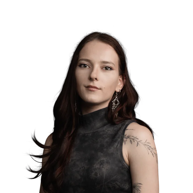 Porträt einer jungen Frau mit langem braunem Haar, Tattoo und Ohrhängern