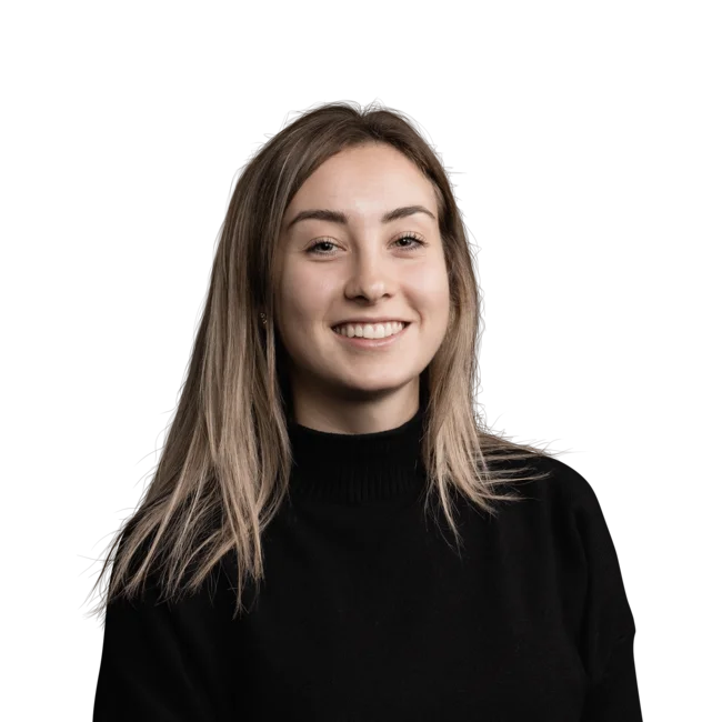 Porträt einer lächelnden jungen Frau mit langen blonden Haaren und schwarzem Pullover