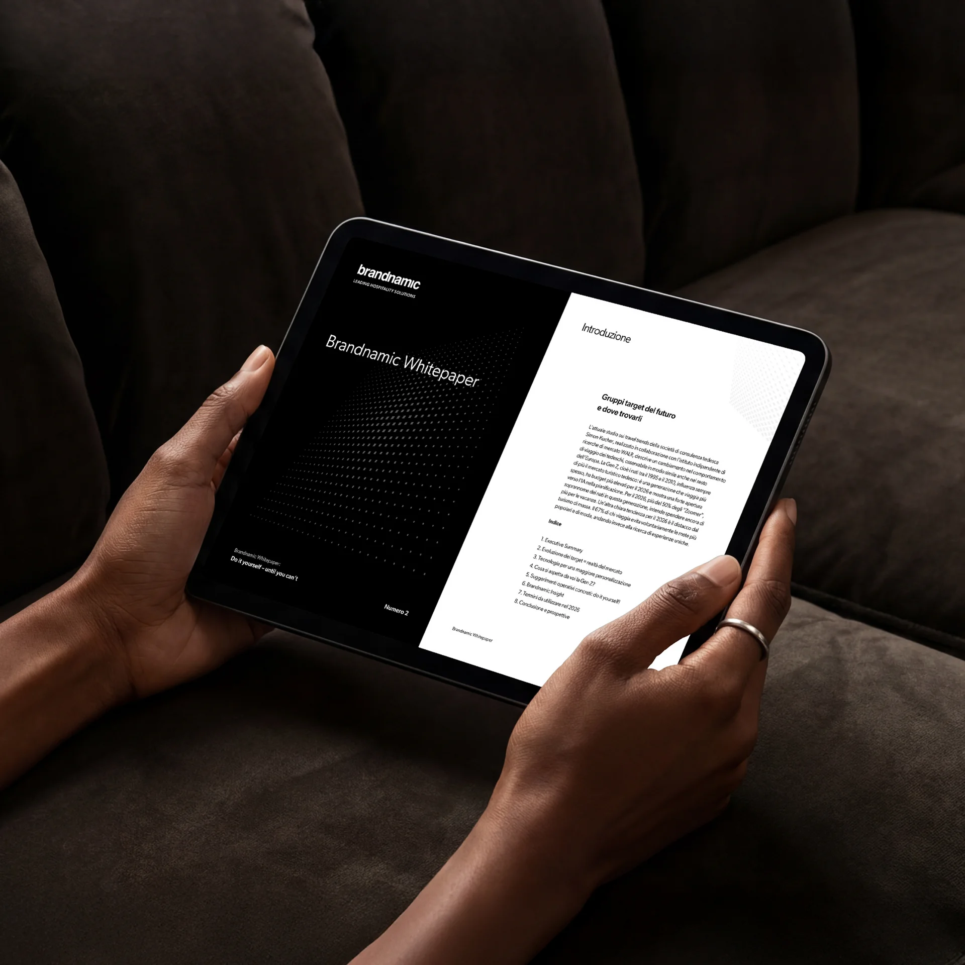 Do it yourself – until you can’t | I white paper di Brandnamic Persona che legge il Whitepaper di Brandnamic su un tablet su un divano marrone