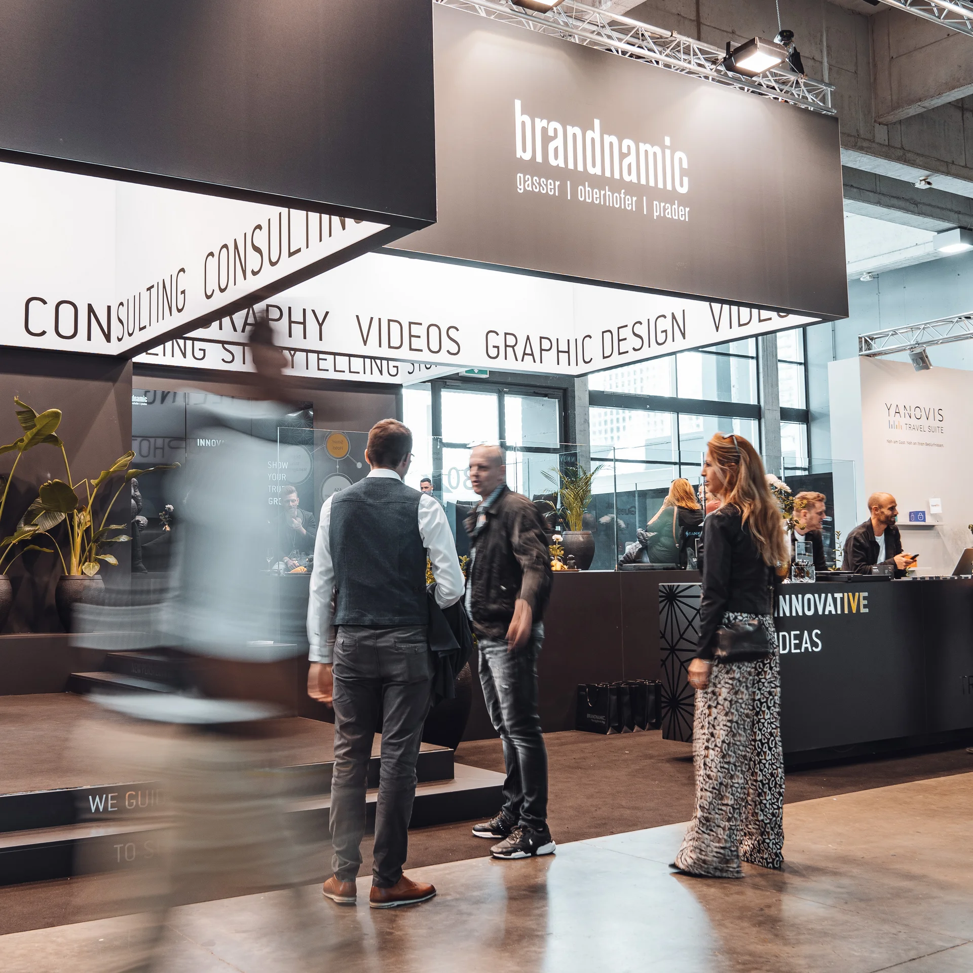Intergastra Menschen auf einer Messe vor einem Stand mit Meet & Greet Tafel