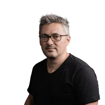 Porträt eines Mannes mit Brille und grau meliertem Haar in schwarzem T-Shirt