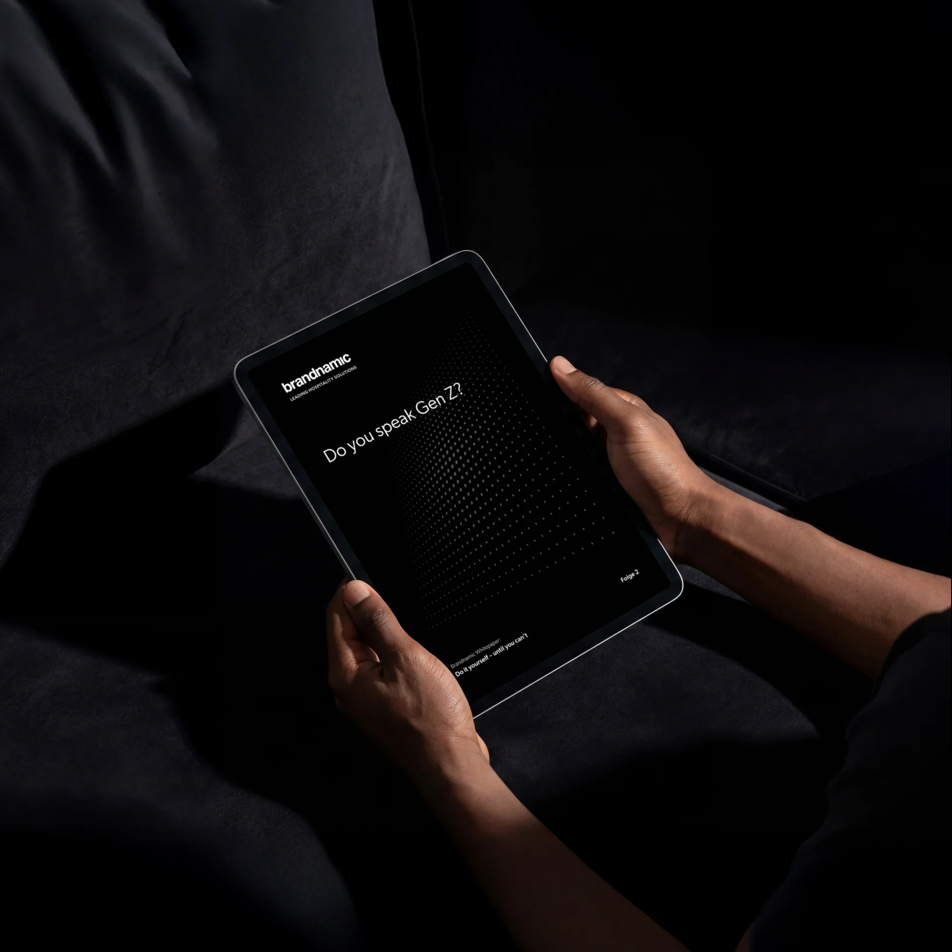 Generazione Z, internazionalizzazione e posizione strategica della vostra struttura ricettiva Persona che tiene un tablet con testo Do you speak Gen Z su sfondo scuro
