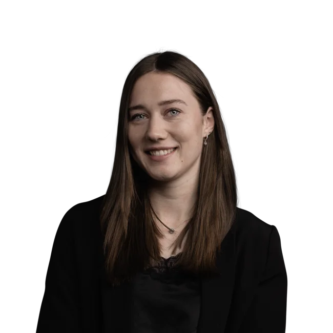 Porträt einer jungen Frau mit langen braunen Haaren in schwarzer Kleidung