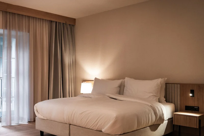 Marketing, das sich rundum richtig anfühlt. Gemütliches Hotelzimmer mit Doppelbett und Balkon