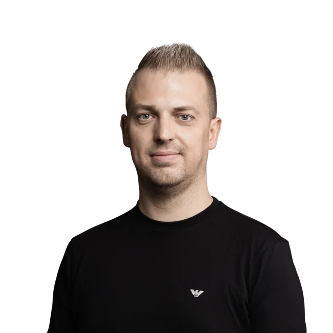 Gernot Weithofer Porträt eines Mannes mit kurzem blonden Haar in schwarzem T-Shirt vor weißem Hintergrund