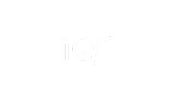Logo mit Buchstaben iQ und Häkchen