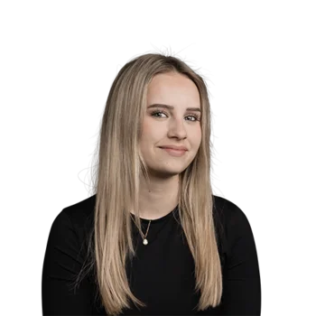 Nadine Thaler | Front Office Manager Junge lächelnde Frau mit langen blonden Haaren und schwarzem Oberteil