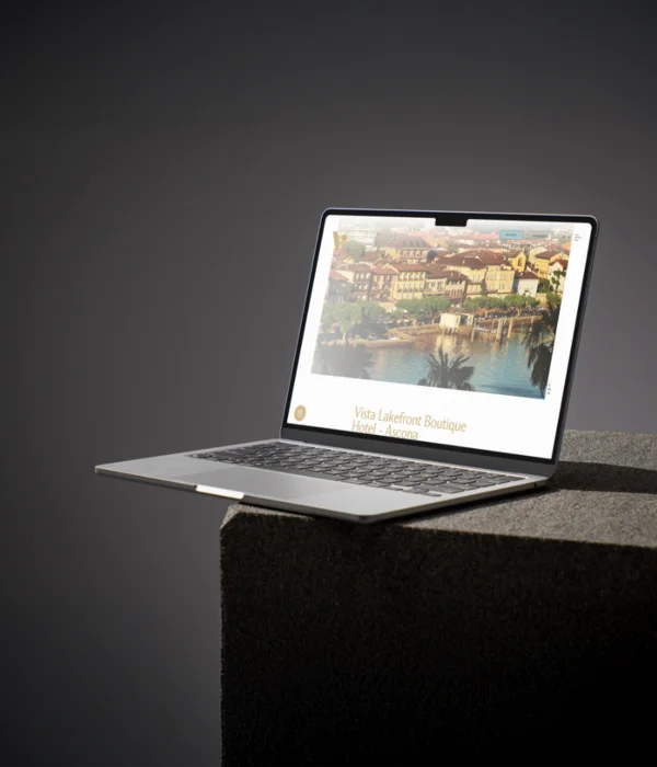 Laptop mit Webseite eines Boutique-Hotels am See in Ascona