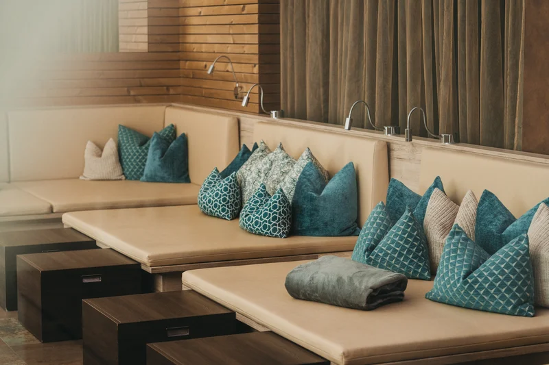 Il posto dove gli ospiti tornano: una seconda casa a Frauenau Accogliente area lounge con divani beige e cuscini color turchese