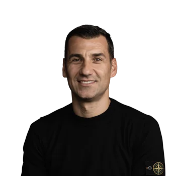 Mauro Tordi | Sales Consultant Porträt eines lächelnden Mannes in schwarzem Pullover vor weißem Hintergrund