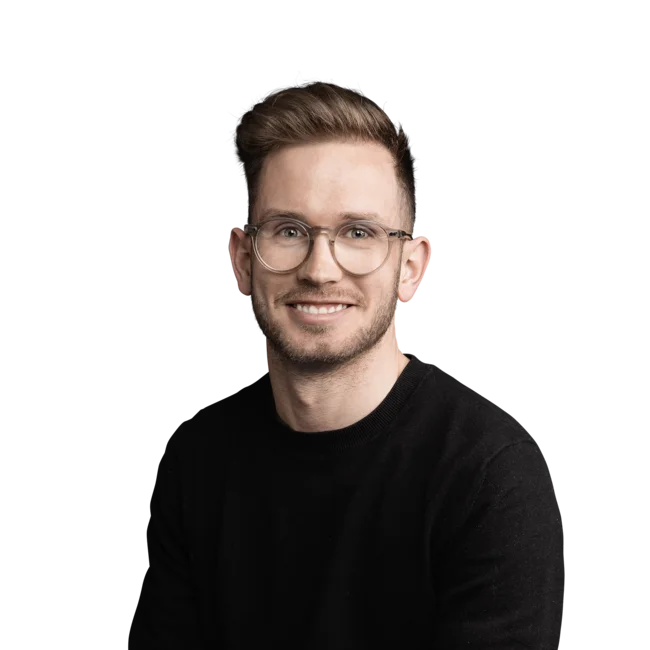 Jonas Steinmair Junger Mann mit Brille und schwarz Pullover lächelt in die Kamera