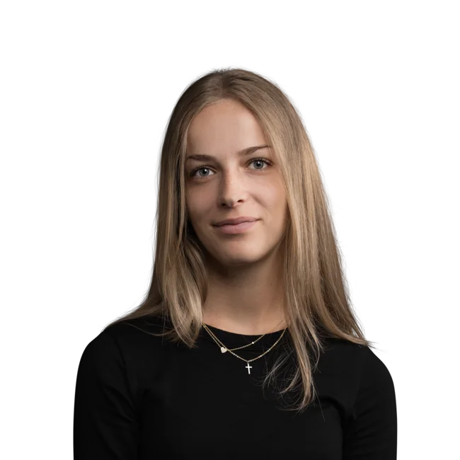 Porträt einer jungen Frau mit langen blonden Haaren und schwarzem Oberteil