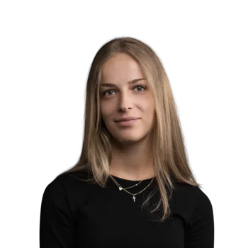 Ritratto di giovane donna con capelli biondi lunghi e maglia nera