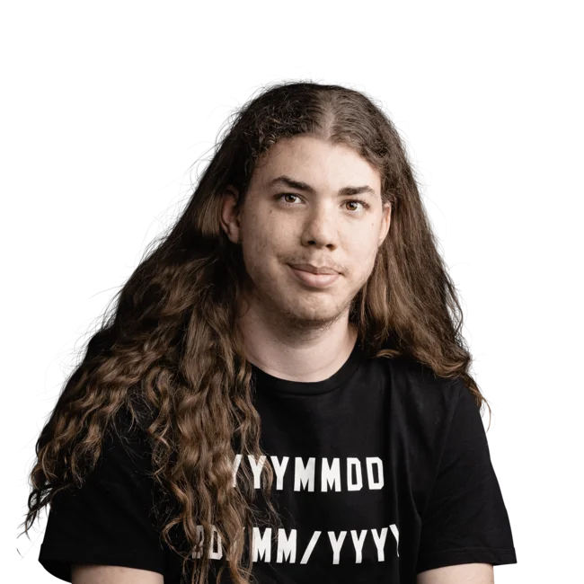 Mattia Dorigatti Junger Mann mit langen lockigen Haaren und schwarzem T-Shirt vor weißem Hintergrund