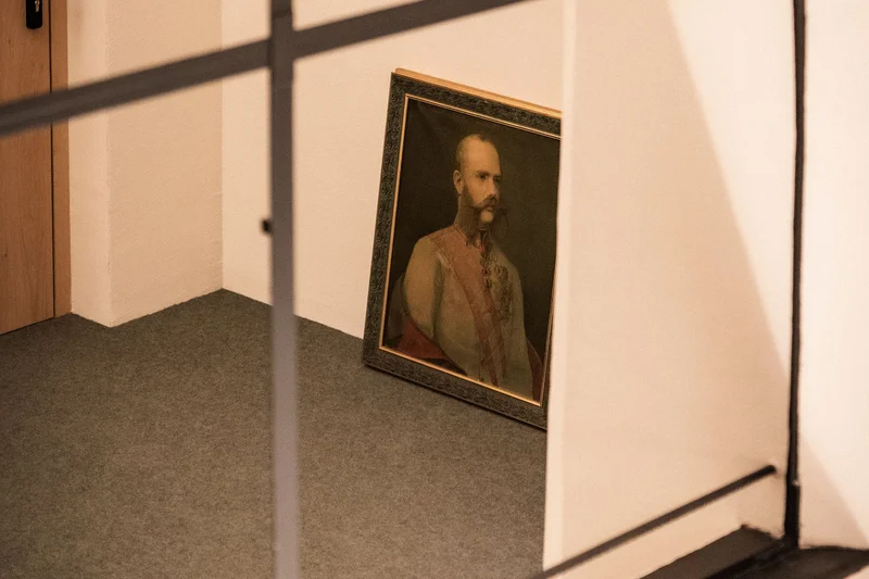 Marketing, das sich rundum richtig anfühlt. Porträt eines Mannes, gerahmt und an eine Wand in einem leeren Raum gelehnt