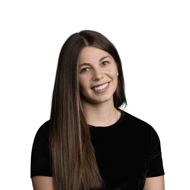 Julia Kallweit Giovane donna con capelli castani lunghi che sorride indossando maglietta nera