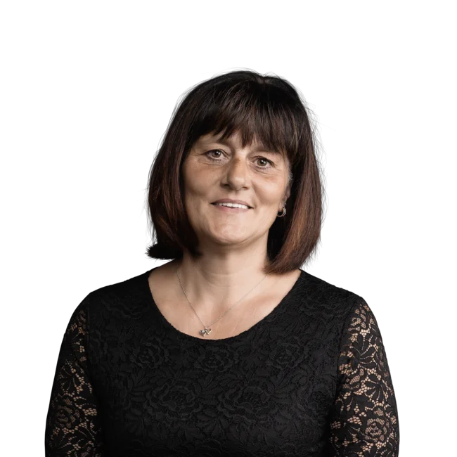 Ritratto di donna sorridente con maglia in pizzo nero su sfondo bianco