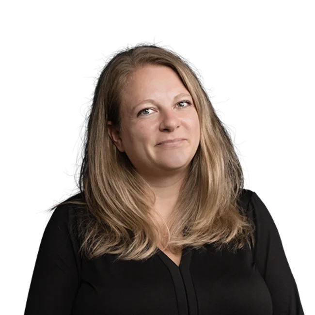 Patrizia Seeber Porträt einer Frau mit blondem, schulterlangem Haar vor weißem Hintergrund