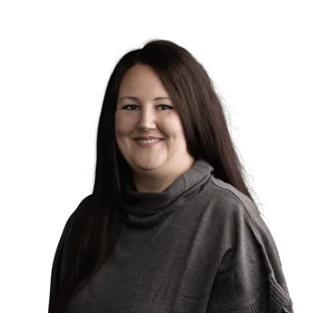 Porträt einer Frau mit langem dunklem Haar und grauem Pullover