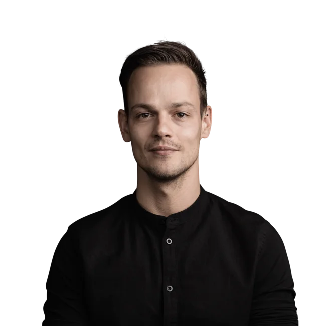 Porträt eines jungen Mannes mit schwarzem Hemd vor weißem Hintergrund
