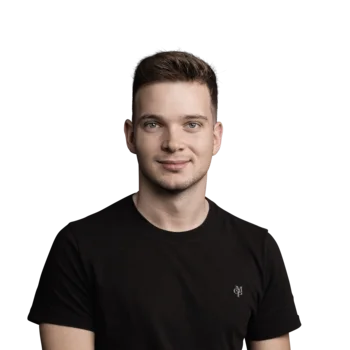 Porträt eines jungen Mannes mit kurzem Haar, schwarz T-Shirt und neutralem Hintergrund