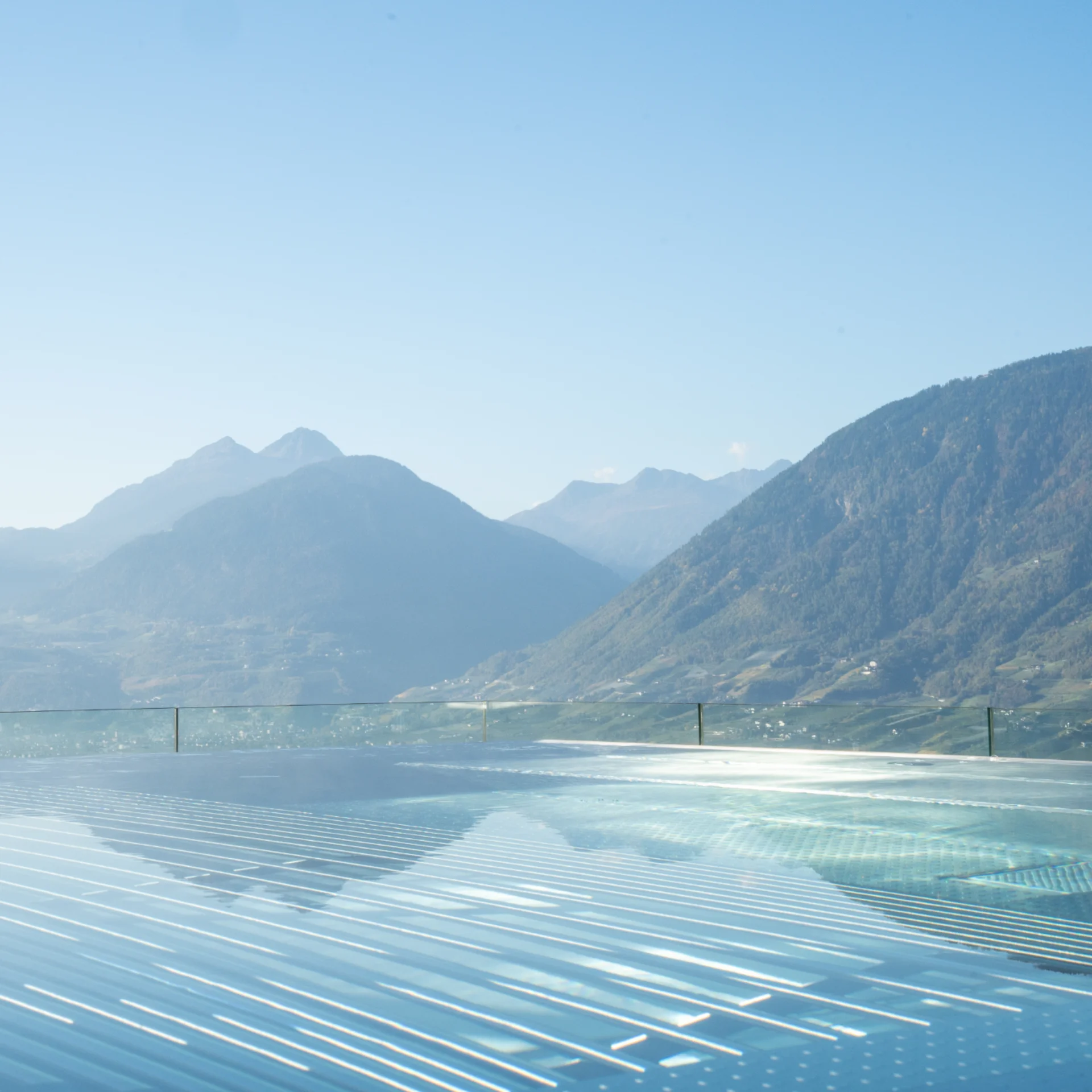 Kröll in Schenna: ein Haus für Momente in #echtzeit Infinity-Pool mit Blick auf Berge und klarem Himmel