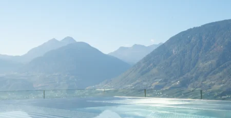 Die besten Referenzen für unser Hotelmarketing Infinity-Pool mit Blick auf Berge und klarem Himmel