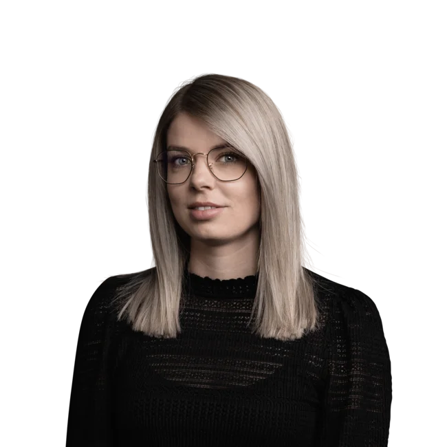 Elena Lanthaler Porträt einer Frau mit Brille und blondem mittellangem Haar in schwarzem Pullover