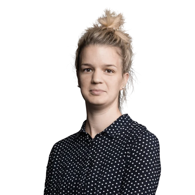 Porträt einer Frau mit gepunkteter Bluse und hochgestecktem Haar