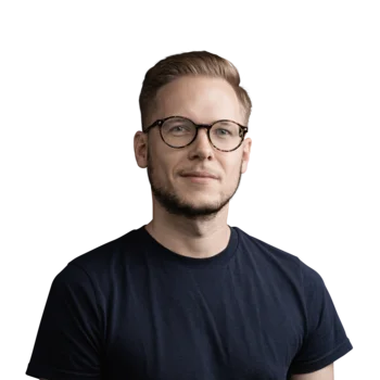 Junger Mann mit Brille und dunklem T-Shirt vor weißem Hintergrund
