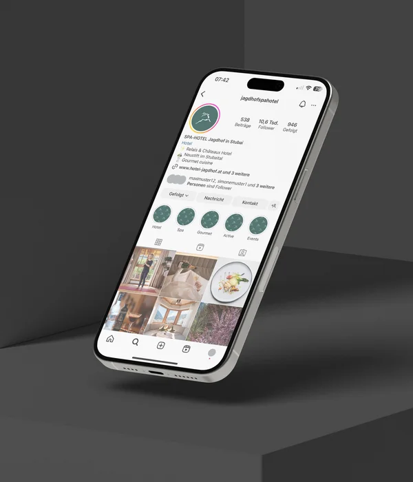 Instagram-Profil eines SPA-Hotels auf einem Smartphone-Display