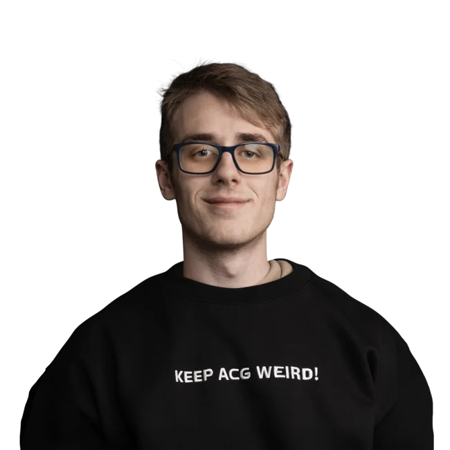 Porträt eines jungen Mannes mit Brille und schwarzem Pullover vor weißem Hintergrund