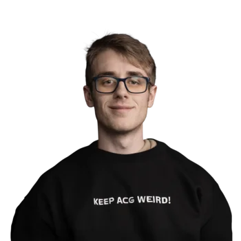 Porträt eines jungen Mannes mit Brille und schwarzem Pullover vor weißem Hintergrund