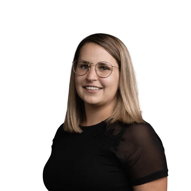 Verena Polli Ritratto di una donna sorridente con occhiali e maglietta nera su sfondo bianco