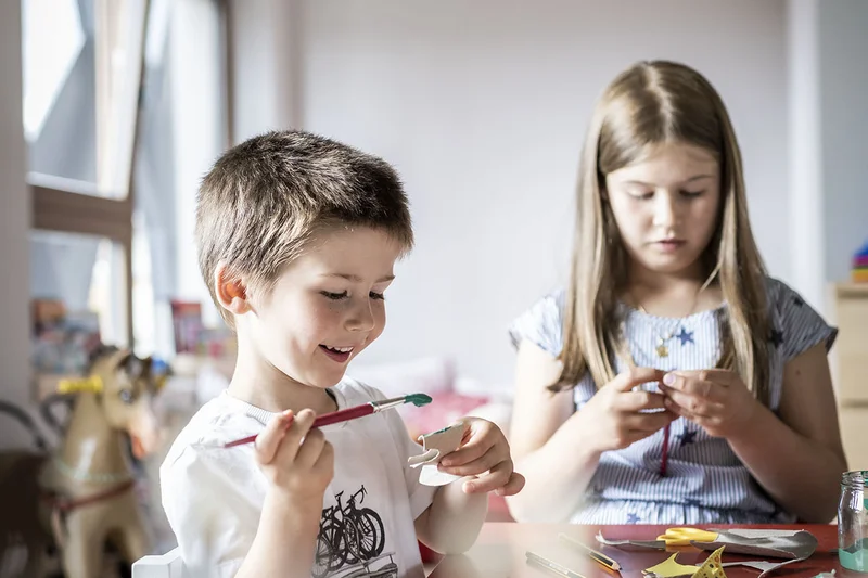 Das Mühlwald: Strategic realignment and sales setup lead to a 50% increase in turnover Two children crafting and painting at a table in a bright room