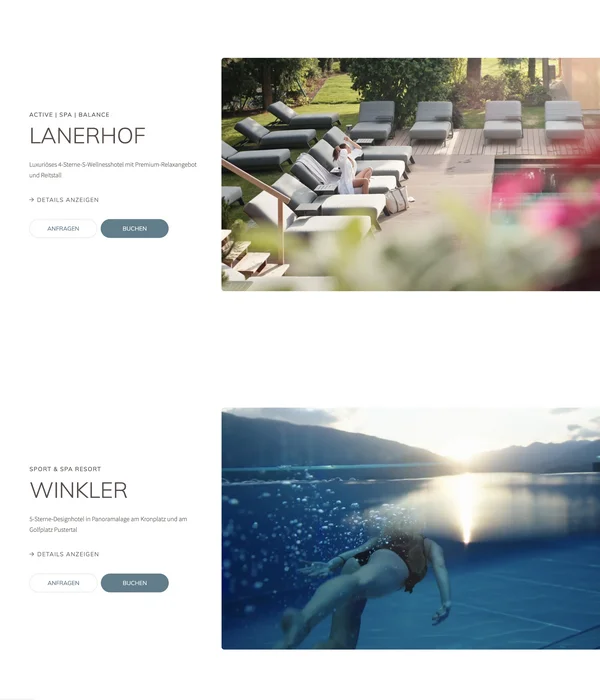 Person entspannt auf Liegestuhl im Freien neben Pool und Schwimmer unter Wasser