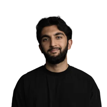 Armaan Asif | Junior Search Engine Advertiser Porträt eines lächelnden jungen Mannes mit Bart und schwarzem Pullover vor weißem Hintergrund