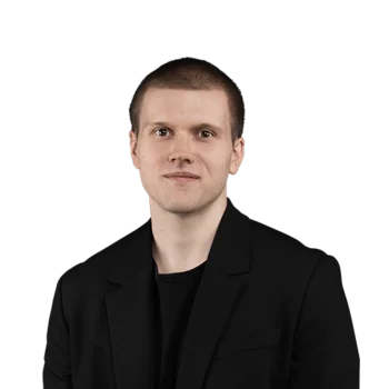 Maximilian Ploner | Sales Consultant Porträt eines Mannes im schwarzen Sakko vor weißem Hintergrund