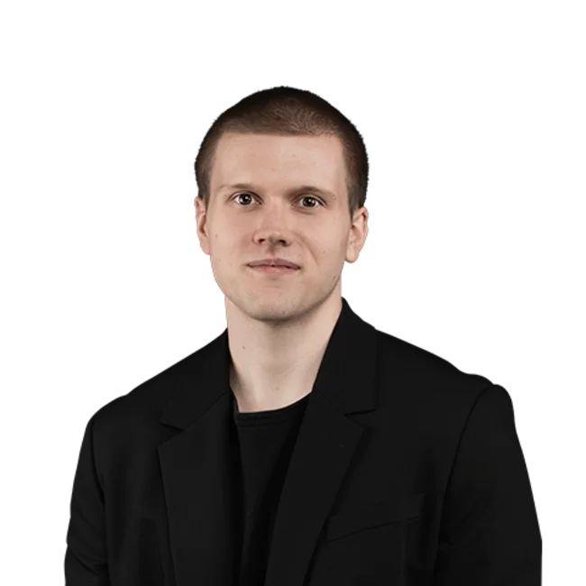 Maximilian Ploner Porträt eines Mannes im schwarzen Sakko vor weißem Hintergrund