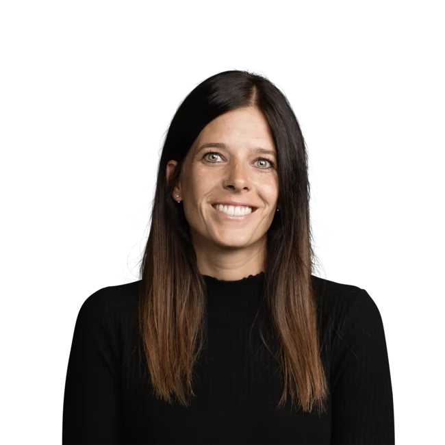 Porträt einer lächelnden Frau mit schwarzem Oberteil und langen braunen Haaren