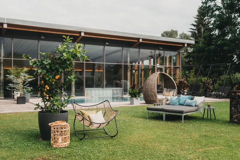 Il posto dove gli ospiti tornano: una seconda casa a Frauenau Giardino con mobili da esterno, agrume e edificio vetrato